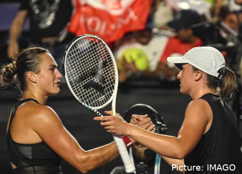 Bild Sabalenka und Swiatek beim&nbsp; Handschlag am Netz<br>