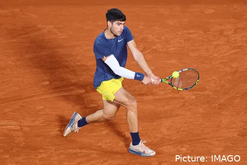Carlos Alcaraz hat eine 5-0 Bilanz gegen Tsitsipas in Head to Head.
