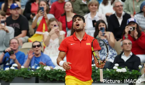 Carlos Alcaraz (im Bild) hat heute sein Auftakt-Einzel gewonnen und freut sich darauf, mit Rafael Nadal zu spielen.