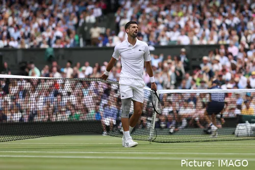 Djokovic spielte während des gesamten Turniers mit einem Schutz für sein Knie, nur wenige Wochen nach seiner Operation.