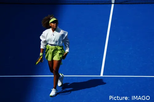 Naomi Osaka en acción con su increíble traje del US Open.