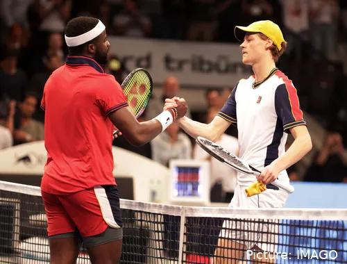 Frances Tiafoe y Jannik Sinner en el Abierto de Viena 2021.