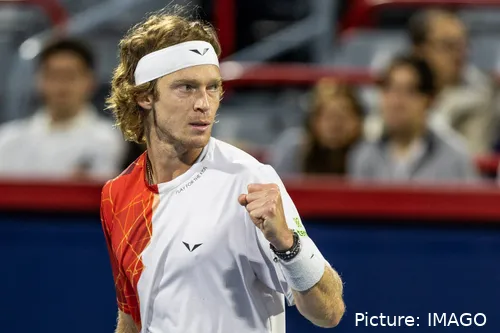 Andrey Rublev se levanta tras ganar en Doha.