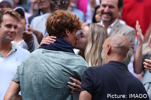 Jannik Sinner, en la foto con su novia Anna Kalinskaya, estuvo sublime.