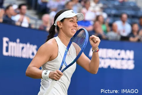 Jessica Pegula shows fist after winning a point