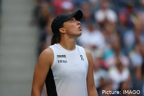 Iga Swiatek looking up at the sky