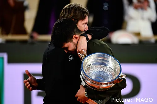 Juan Carlos Ferrero y Carlos Alcaraz, abrazándose tras Roland Garros 2025.