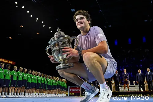 Joao Fonseca recibió la copa por ganar el Swiss Indoors