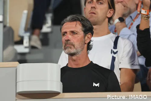 Patrick Mouratoglou observando desde la grada