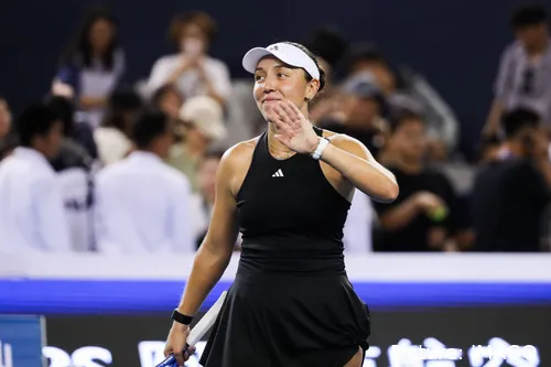 Jessica Pegula saluda al público desde la pista en el China Open