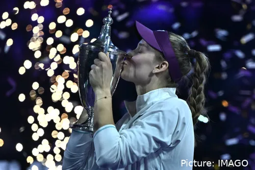 Elena Rybakina besando el trofeo de las WTA Finals