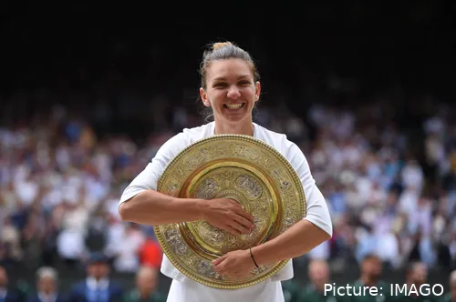 Simona Halep celebra su segundo título grande en Wimbledon 2019, tras vencer a Serena Williams 6-2, 6-2.