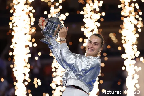 Sabalenka sonríe con el trofeo del US Open 2025 tras la ceremonia de premiación