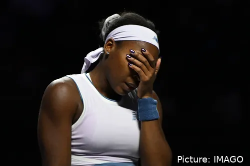 Coco Gauff con la mano en la cara
