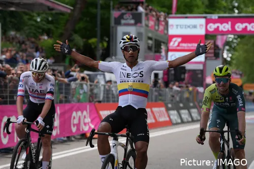 Jhonatan Narváez versloeg Tadej Pogacar en pakte de roze trui in de openingsetappe van de Giro d'Italia. @Imago