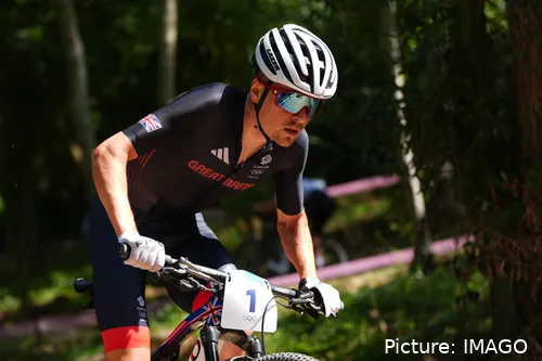 Pidcock in actie tijdens de Olympische mountainbikewedstrijd in Parijs