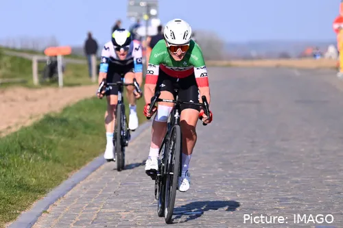 Elisa Longo Borghini rijdt weg van haar laatste concurrente, Marlen Reusser (Movistar)