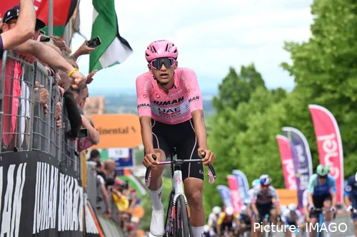 Isaac Del Toro, trotse drager van de maglia rosa na 15 etappes in de Giro d’Italia 2025