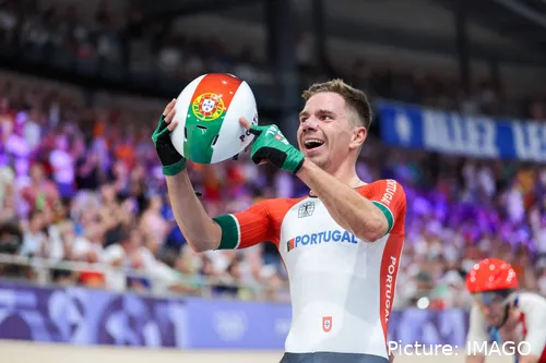 Rui Oliveira heeft zijn helm in zijn hand en wijst op Portugeze vlag