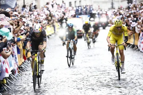 Wout van Aert klopte Tadej Pogacar in de slotetappe van de Tour de France 2025. @Sirotti