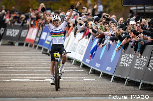 Alan Hatherly komt zegevierend over de finish