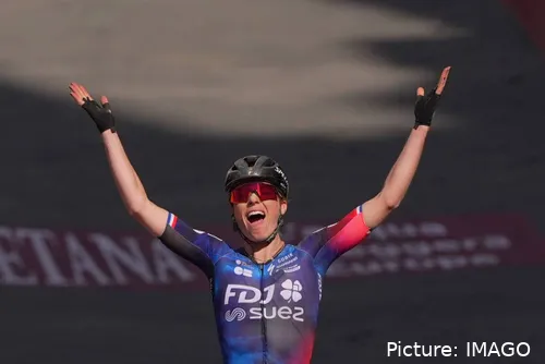 Demi Vollering viert haar overwinning in Strade Bianche Donne 2025