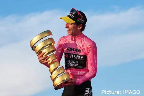 Simon Yates poseert met de Giro d'Italia-trofee in Rome