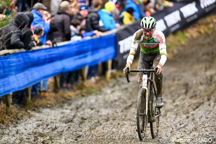 Emiel Verstrynge, en acción con el maillot del Crelan - Corendon