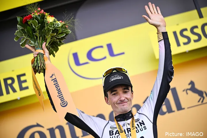 pello bilbao celebra en el podio tras ganar la 10a etapa del tour de francia