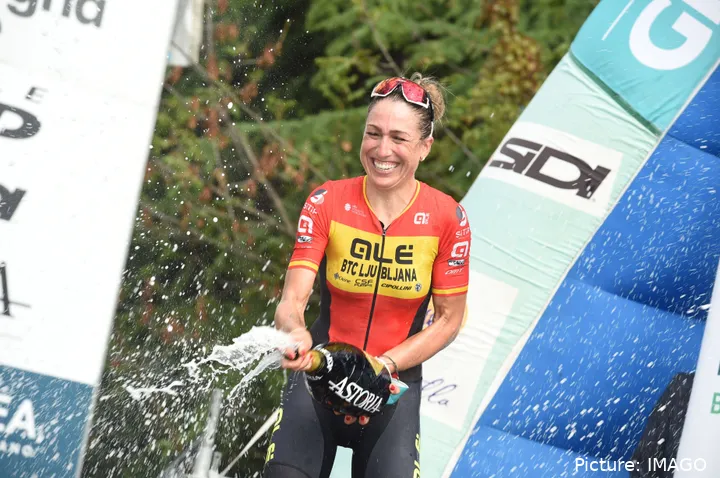 Mavi García celebrando un triunfo como campeona de España.