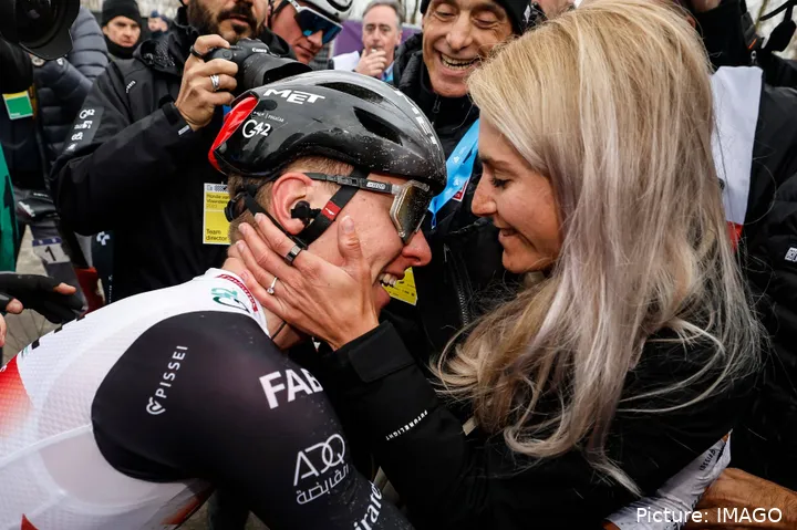 Urska Zigart, junto a Tadej Pogacar