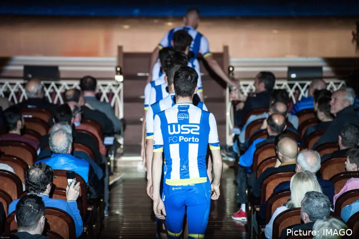Ciclistas del W52-FC Porto, subiendo unos escalones