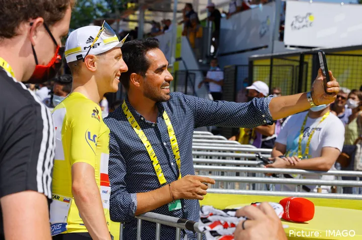 Alberto Contador, junto a Tadej Pogacar en el Tour de Francia.&nbsp;