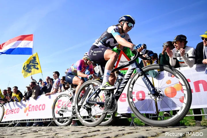 Liane Lippert, con el maillot del Movistar Team, en acción