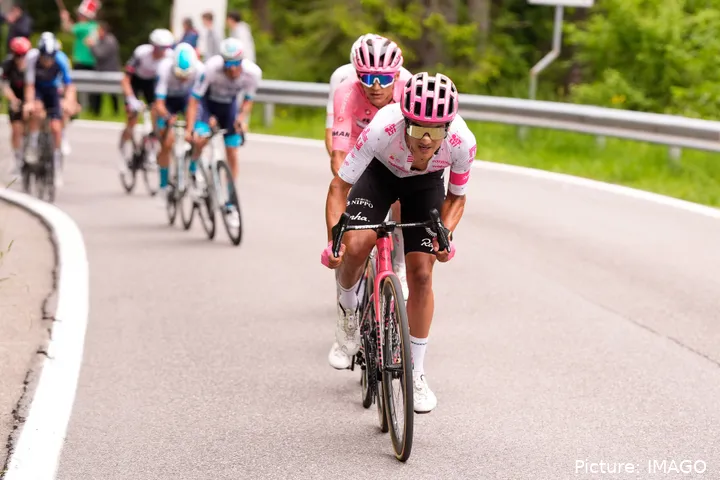 Richard Carapaz no logró dejar a Isaac del Toro.