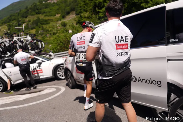 Juan Ayuso, abandonando el Giro de Italia 2025.