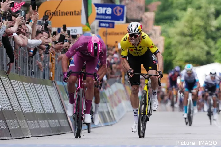 Van Aert no pudo en ningún momento con Pedersen.
