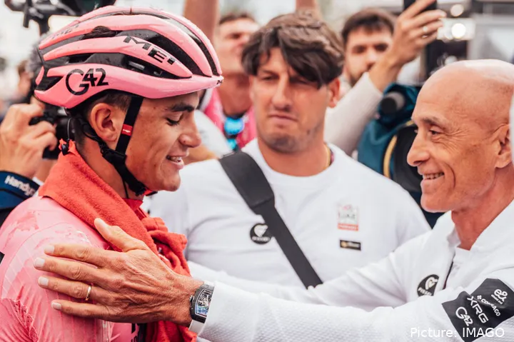 Isaac del Toro, junto a Mauro Gianetti en el Giro de Italia 2025