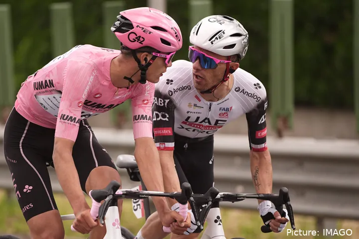 Majka, gregario de lujo de Tadej Pogacar, ayudando a Isaac del Toro en el pasado Giro de Italia.&nbsp;