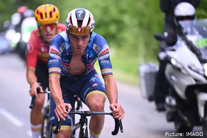 Remco Evenepoel junto a Tobias Halland Johannessen en la 7ª etapa del Critérium du Dauphiné 2025