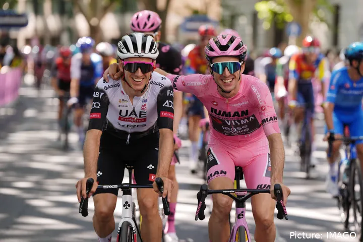 Adam Yates, junto a su hermano Simon Yates, ganador del Giro de Italia