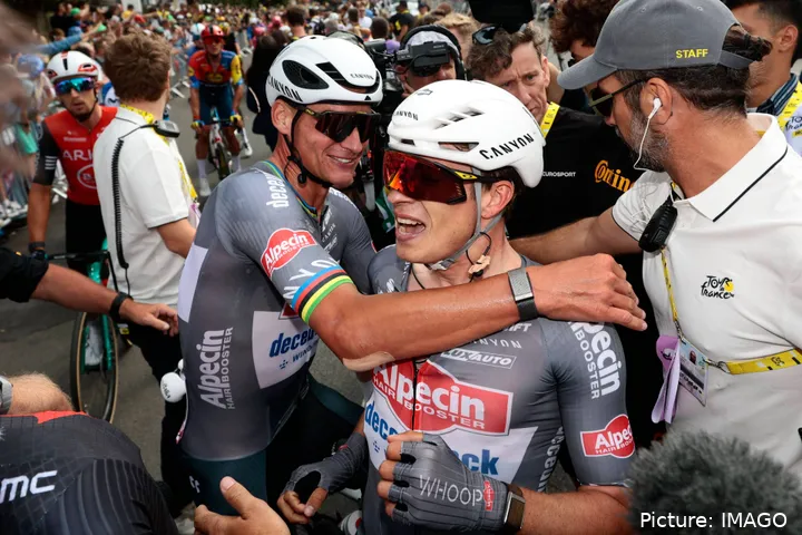 Philipsen, junto a Van der Poel en el pasado Tour de Francia.&nbsp;
