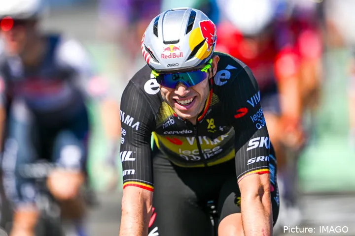 Wout van Aert revolucionó la etapa con sus ataques