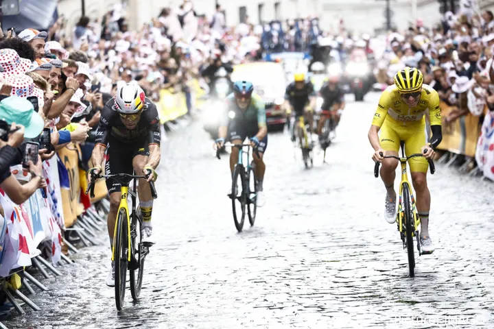 Wout van Aert ganó a Tadej Pogacar en la etapa final del Tour de Francia 2025.&nbsp;