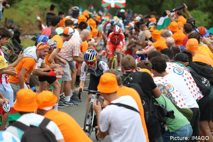 Tom Pidcock lucha por el podio de la Vuelta a España 2025