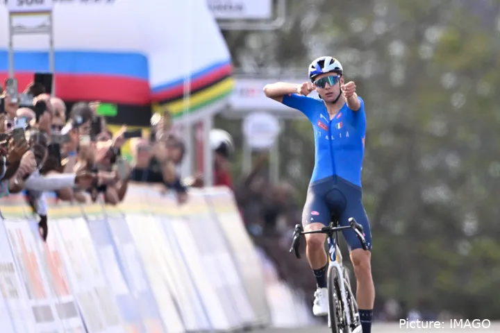 Lorenzo Finn celebra el título mundial sub-23 en Ruanda