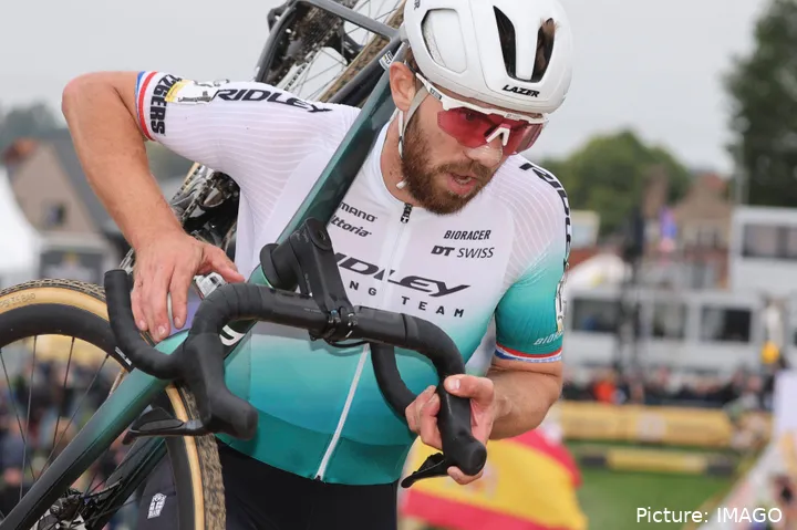 Joris Nieuwenhuis, portando su bicicleta en el hombre