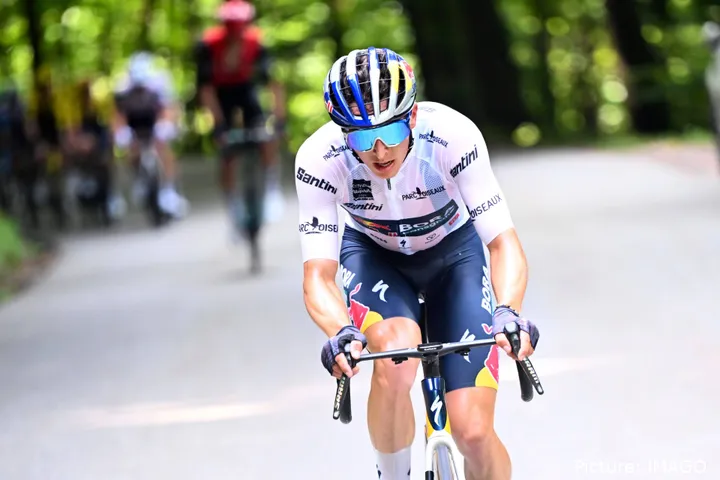 Florian Lipowitz, con el maillot blanco de mejor joven en el Tour de Francia 2025.