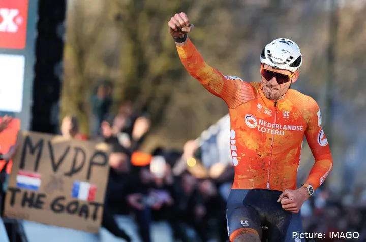 Mathieu van der Poel, celebrando una de sus victorias en el Mundial de ciclocross