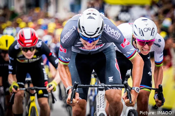 Jonas Vingegaard, Mathieu van der Poel y Tadej Pogacar, disputando una etapa en el Tour de Francia